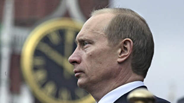 Владимир Путин смотрит парад в честь Дня Победы на Красной площади, 9 мая 2004 года Владимир Путин смотрит парад в честь Дня Победы на Красной площади, 9 мая 2004 года