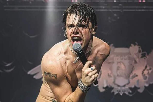 Известного музыканта сняли полностью обнаженным на яхте