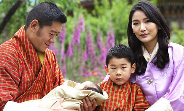 Король и королева Бутана поделились семейной фотосессией с новорожденным сыном