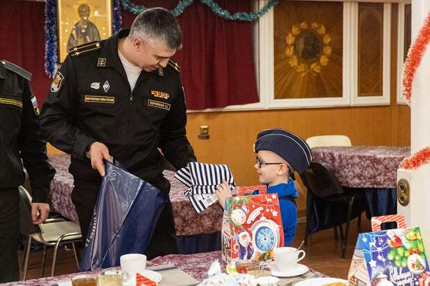 Исполнилась мечта 6-летнего Володи — он побывал на борту крейсера «Петр Великий»