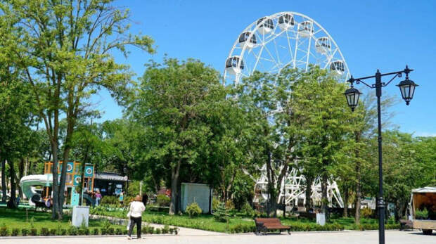 В Евпатории демонтируют колесо обозрения