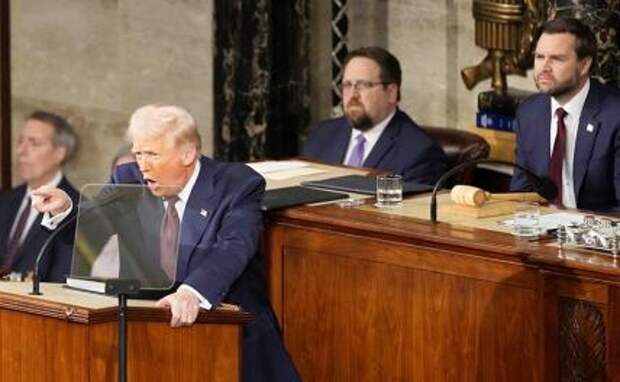 На фото: президент Дональд Трамп выступает и вице-президент Дж. Д. Вэнс (справа) в Капитолии в Вашингтоне.