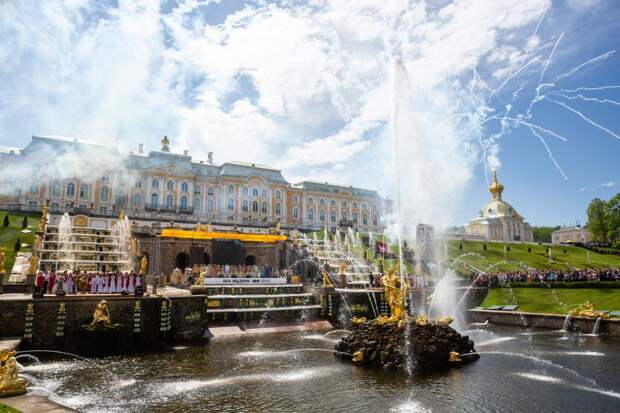 Праздник фонтанов в Петергофе в 2022 году