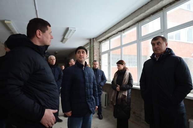 Глава Тахтамукайского района проинспектировал  проведение ремонтных работ в Энемской школе
