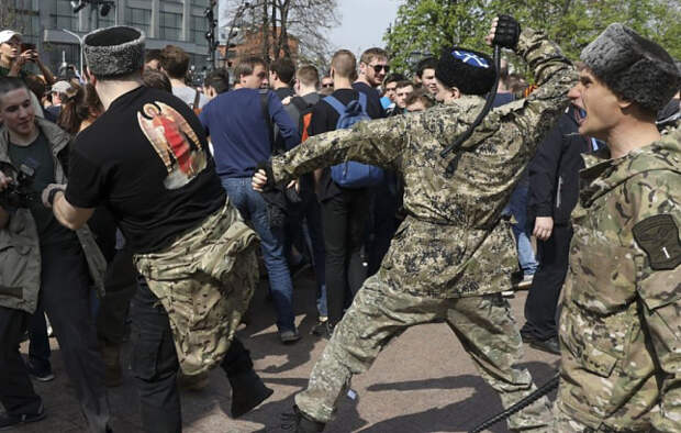 Алексеева: Организаторы не должны нести ответственность за детей на митингах