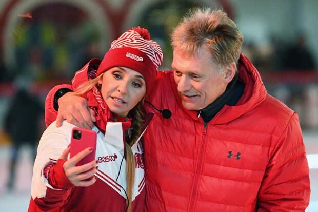 Пресс-секретарь Дмитрий Песков с женой Татьяной Навкой посетили открытие выставки