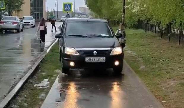 Женщина на «Рено Логан» проехалась по тротуару около школы в Тобольске