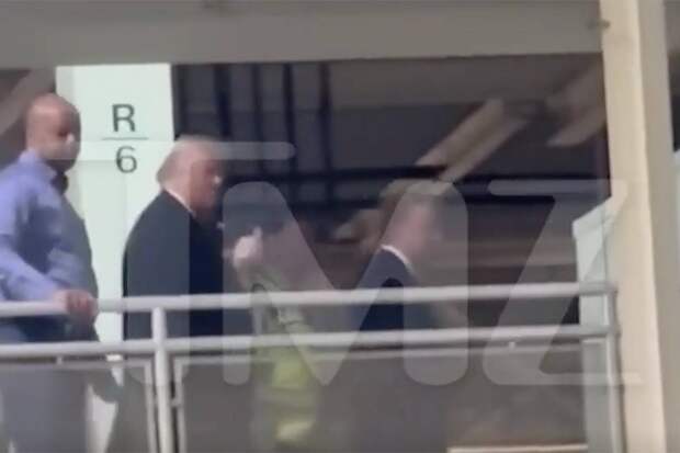 Появилось видео с показывающим средний палец Трампом