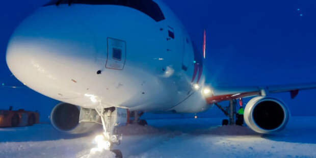 Пассажирский самолет выкатился за пределы взлетной полосы в аэропорту Норильска