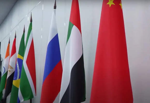 В Кремле прокомментировали публикации в западных СМИ об обсуждении на саммите БРИКС планов «победы над долларом»