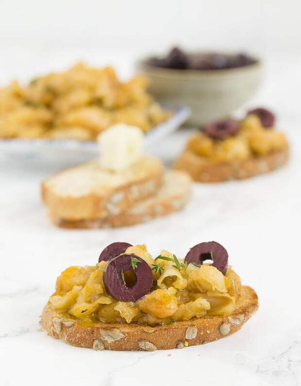 Хрустящая ароматная закуска: чесночный тост с фасолью, оливками и перцем чили