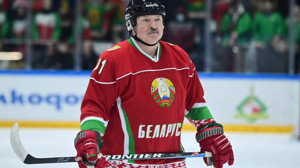 Трибуны замолкли: Лукашенко сбили с ног во время хоккейного матча