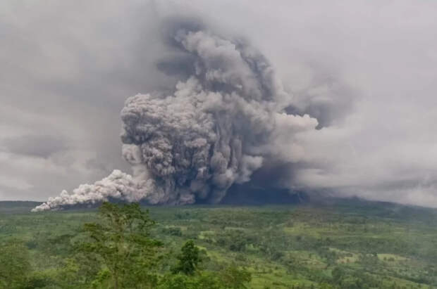 Вулкан в Индонезии выбросил 5-километровый столб пепла при извержении