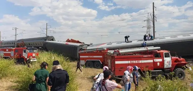 Очередная авария с поездом произошла сегодня в Волгоградской области. Пассажирский поезд, который следовал из Казани в Адлер, столкнулся с грузовиком.-6