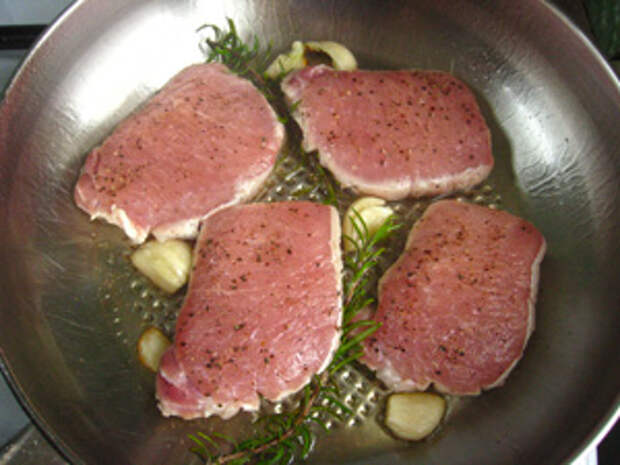 Жарим мясо с чесноком и розмарином.
