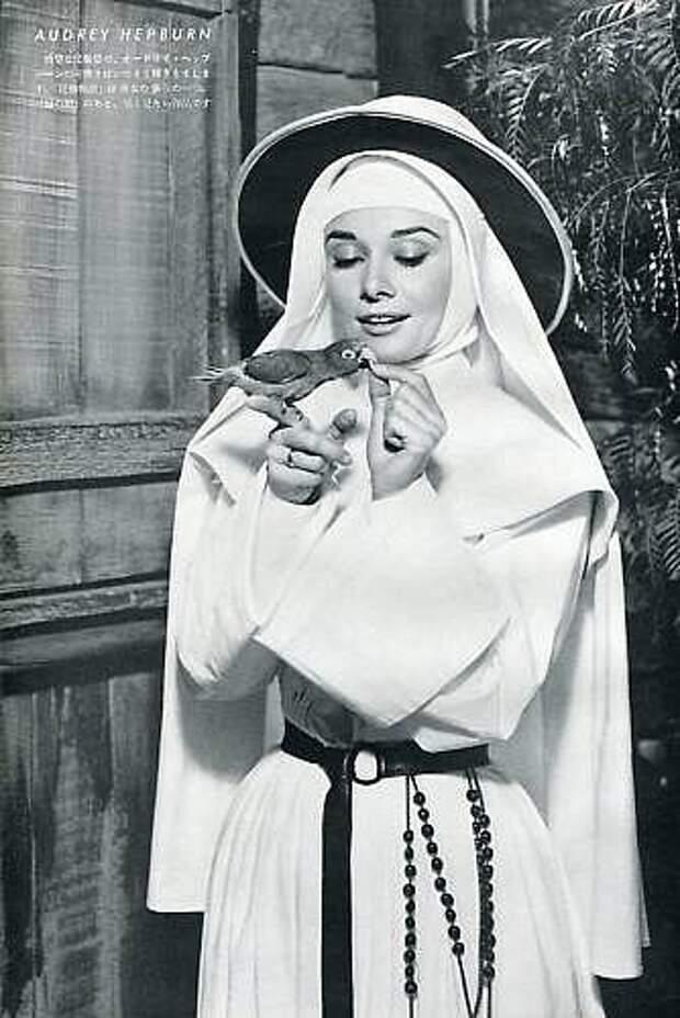 Одри Хепберн и птицы: попугай / Audrey Hepburn and birds: parrot. Photo