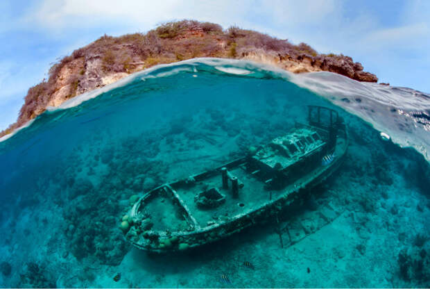 Буксировочное судно на дне Карибского моря.