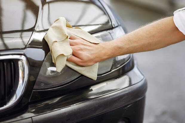 Многие водители предпочитают мыть автомобиль самостоятельно, поэтому возникает вопрос протирки кузова. Избавление от капель воды на лакокрасочном покрытии гарантирует отсутствие разводов в дальнейшем.