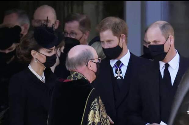 Слезы Кейт Миддлтон, разговор принцев Уильяма и Гарри и другие детали похорон принца Филиппа