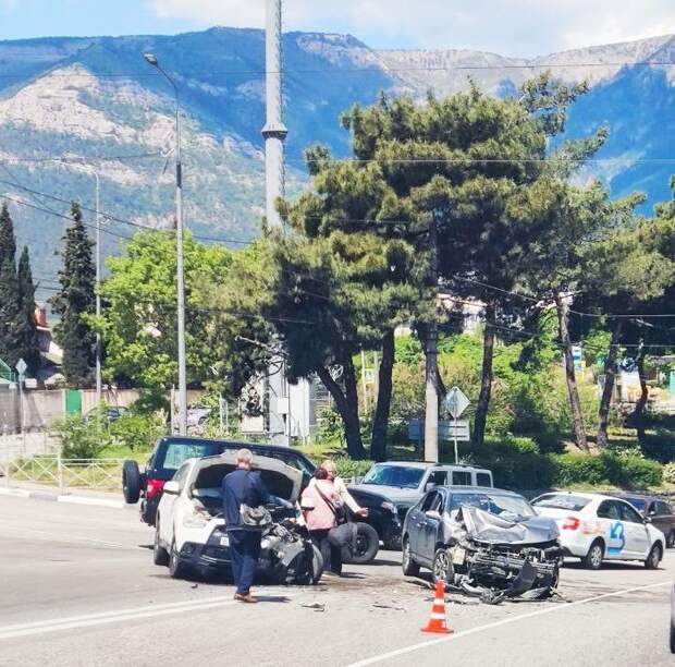 В аварии в Ялте пострадал водитель «китайца»