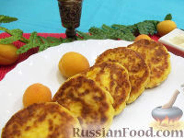 Фото к рецепту: Сырники с абрикосами