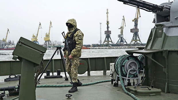 Украинский военнослужащий на борту корабля береговой охраны в порту Мариуполя