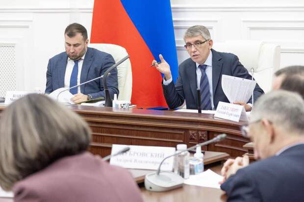 Миляев сделал жесткое замечание чиновникам, отвлекавшимся на оперативке