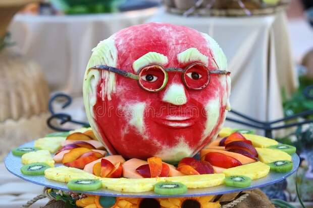 https://thumbs.dreamstime.com/b/fruit-carving-watermelon-fruit-carving-watermelon-head-man-glasses-111199877.jpg