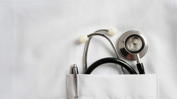 Врач объяснила, чем опасно проглатывание пепла от сгоревшей бумаги в Новый год