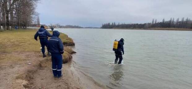 Водолазы обследуют дно водоемов в Краснодаре