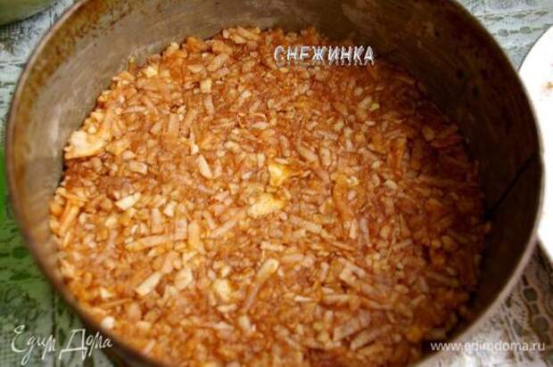 Теперь слой из половины яблочной начинки.