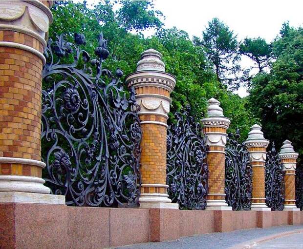 Кованые заборы: разновидности, преимущества и уход (102 фото)