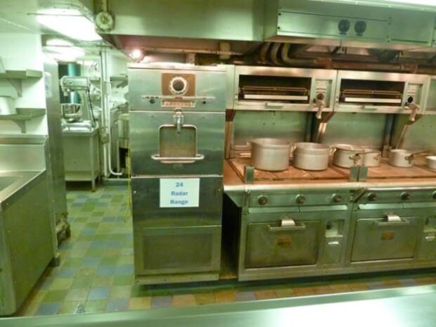 СВЧ-печь RadaRange, стоящая на кухне судна NS Savannah.