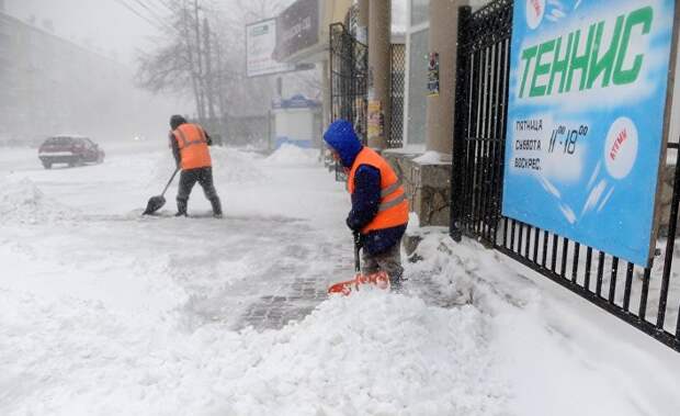 Дворники чистят снег на одной из улиц Челябинска