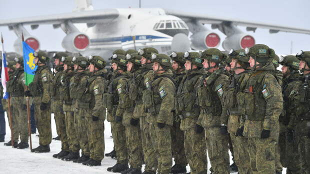 Военнослужащие РФ контингента миротворческих сил ОДКБ на аэродроме Чкаловский в Московской области Военнослужащие РФ контингента миротворческих сил ОДКБ на аэродроме Чкаловский в Московской области - РИА Новости, 1920, 19.01.2022