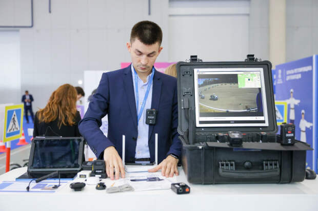 На выставке "Дорога-2022" в Казани были представлены видеорегистраторы ГИБДД, которые распознают лица