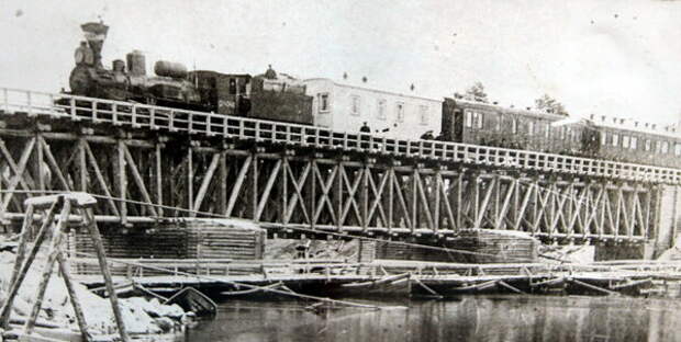 На снимке, которому 104 года первый поезд идет по станции Мурманская железная дорога.