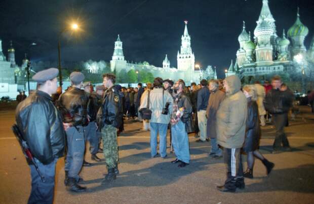 На фото: корреспонденты, представители российских спецслужб, техника на Красной площади, где террористом был захвачен в заложники автобус с южнокорейскими студентами, 1995 год.