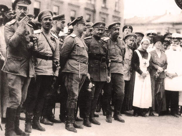 Деникин (третий слева) на параде после освобождения Харькова Добровольческой армией