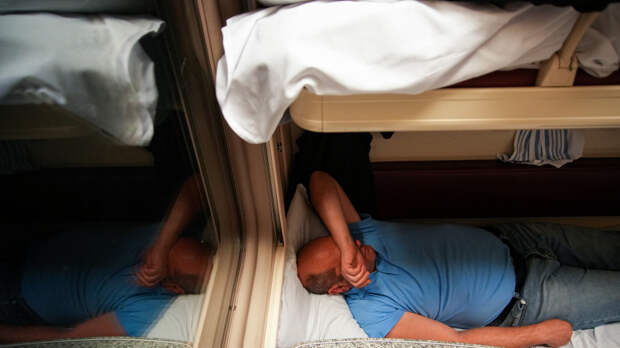 «Только с разрешения соседей»: можно ли спускаться с верхних полок в поездах