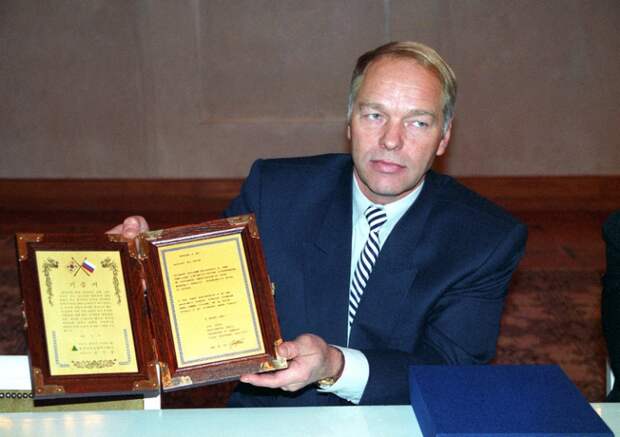На фото: командир подразделения "Альфа" Александр Гусев с памятным дипломом за участие в освобождении заложников. . Мэр Москвы Юрий Лужков встретился с президентом корейской фирмы "Хьюнтай" г.Кимом, который от имени фирмы поблагодарил мэра Москвы за блестяще проведенную операцию по освобождению 28-и сотрудников "Хьюнтая", оказавшихся заложниками в захваченном террористом автобусе. Г.Ким вручил руководителям ГУВД и ФСБ ценные подарки. 1995 год.