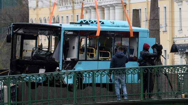 RT выяснил личность одной из погибших в автобусе, упавшем в Мойку в Петербурге