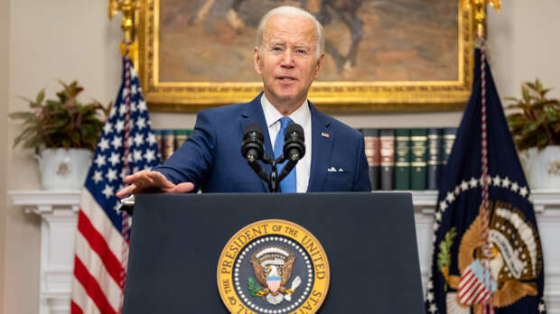 После речи в Южной Каролине Байдену помогли спуститься с лестницы