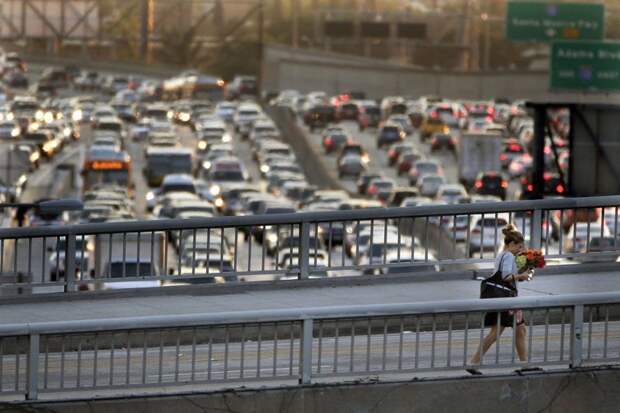 Несмотря на развитую сеть пригородных поездов, многие жители Лос-Анджелеса все равно ездят на работу и с работы на личном автотранспорте в мире, дорога, езда, люди, пробка