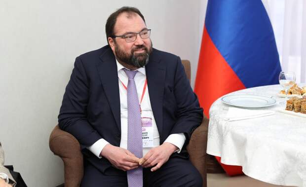 Шадаев: на «Госуслугах» теперь можно связаться с водителем, который заблокировал выезд