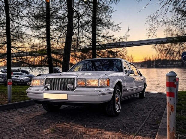 В России за 10 млн рублей продают классический лимузин Lincoln Town Car, который «всю жизнь провёл в московском патриархате»