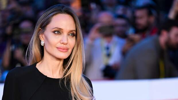 Актриса Анджелина Джоли с красной помадой вышла в свет в платье на запах