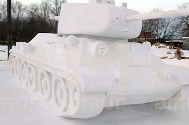 Mash: в Амурской области дед с внуком построили танк Т-34 из снега