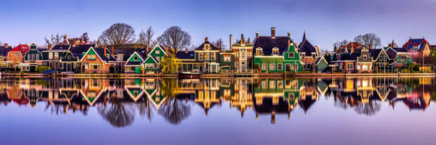 Дома на берегу реки в Заансе Сханс, Нидерланды