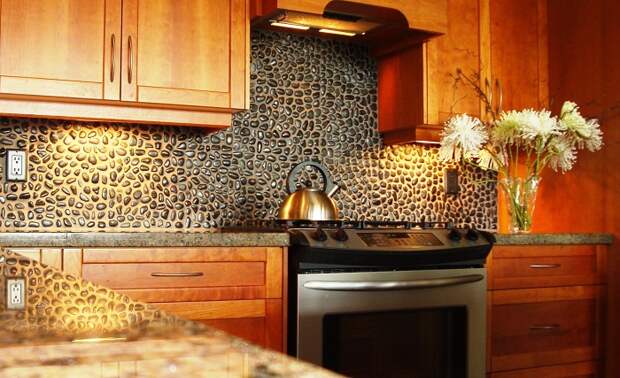 Красивая стена на кухне, что просто и оригинально оформлена при помощи обычной гальки.